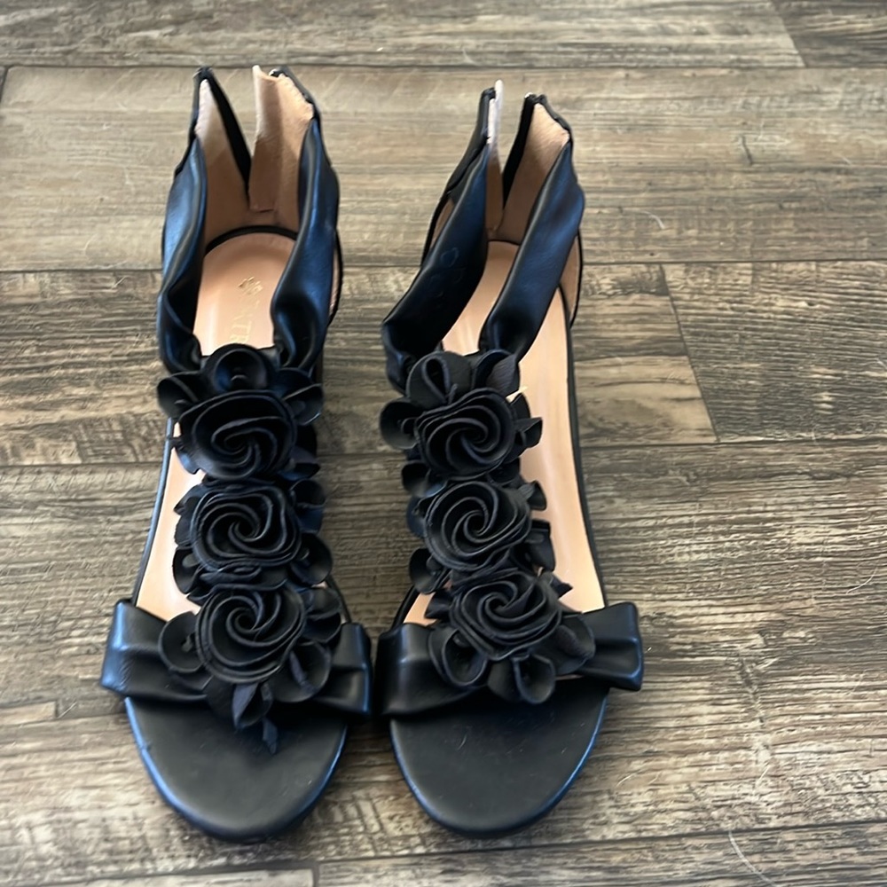 Black sandals with low heel